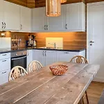 2 Bedroom Cozy In Apartment *