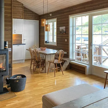 2 Bedroom Cozy In Apartment Stranda (More og Romsdal)