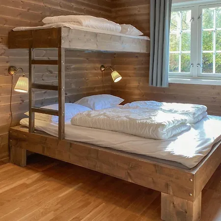 2 Bedroom Cozy In Apartment Stranda (More og Romsdal)